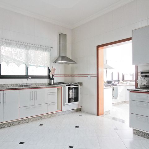 Casa à venda com 610m², 5 quartos e 10 vagasCozinha