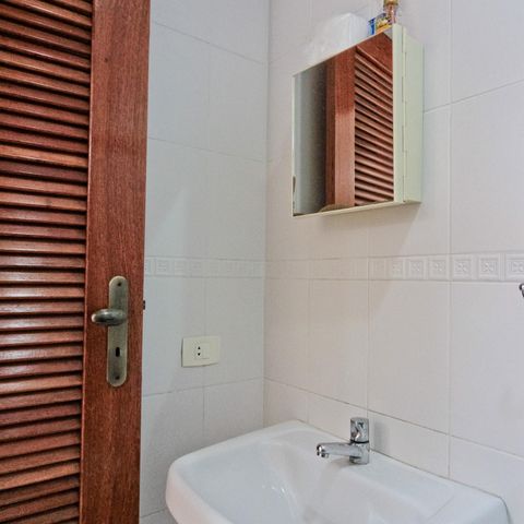 Casa à venda com 610m², 5 quartos e 10 vagasÁrea externa - banheiro