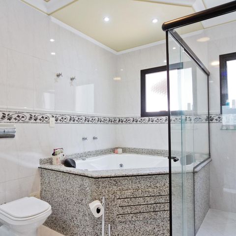 Casa à venda com 610m², 5 quartos e 10 vagasBanheiro da Suíte 2