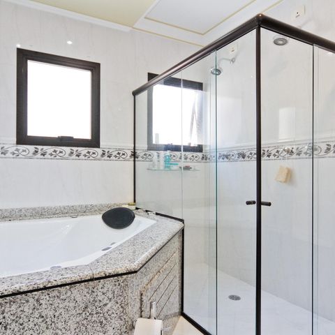 Casa à venda com 610m², 5 quartos e 10 vagasBanheiro da Suíte 2