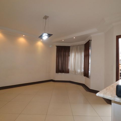 Casa à venda com 152m², 4 quartos e 2 vagasSala