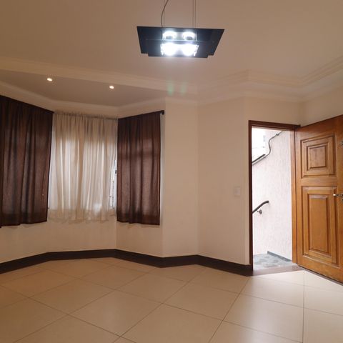 Casa à venda com 152m², 4 quartos e 2 vagasSala