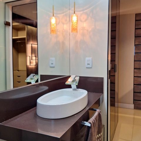 Apartamento à venda com 260m², 4 quartos e 2 vagas Apartamento à venda com 260m², 4 quartos e 2 vagasBanheiro da Suíte 1