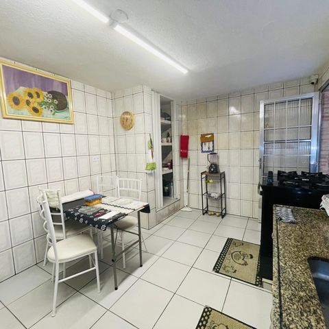 Casa à venda com 125m², 2 quartos e 2 vagas Casa à venda com 125m², 2 quartos e 2 vagasCozinha