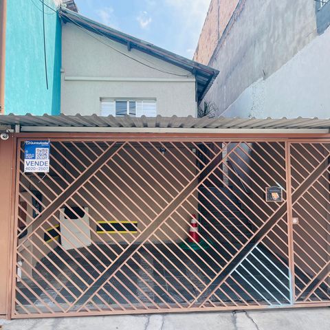 Casa à venda com 125m², 2 quartos e 2 vagas Casa à venda com 125m², 2 quartos e 2 vagasPlaca instalada na fachada do imóvel