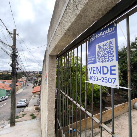 Casa à venda com 107m², 2 quartos e 2 vagas Casa à venda com 107m², 2 quartos e 2 vagasFachada