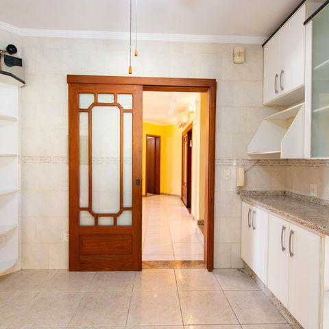Casa para alugar com 325m², 4 quartos e 4 vagas Casa para alugar com 325m², 4 quartos e 4 vagasCozinha