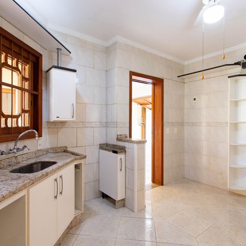 Casa para alugar com 325m², 4 quartos e 4 vagas Casa para alugar com 325m², 4 quartos e 4 vagasCozinha