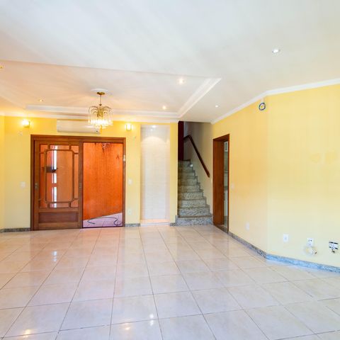 Casa para alugar com 325m², 4 quartos e 4 vagas Casa para alugar com 325m², 4 quartos e 4 vagasSala