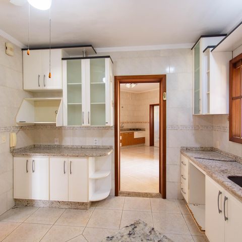 Casa para alugar com 325m², 4 quartos e 4 vagas Casa para alugar com 325m², 4 quartos e 4 vagasCozinha