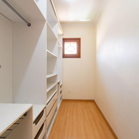 Casa para alugar com 325m², 4 quartos e 4 vagas Casa para alugar com 325m², 4 quartos e 4 vagasCloset da Suíte