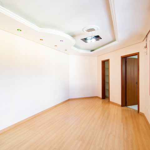 Casa para alugar com 325m², 4 quartos e 4 vagas Casa para alugar com 325m², 4 quartos e 4 vagasSuíte