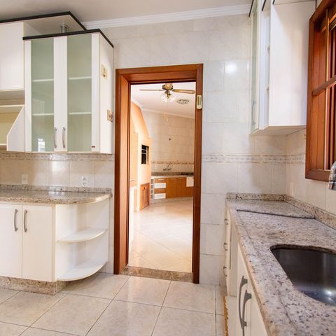 Casa para alugar com 325m², 4 quartos e 4 vagas Casa para alugar com 325m², 4 quartos e 4 vagasCozinha