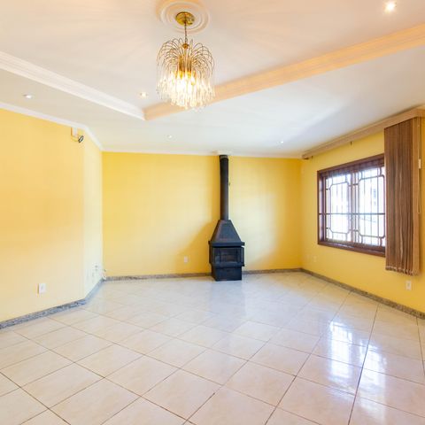 Casa para alugar com 325m², 4 quartos e 4 vagas Casa para alugar com 325m², 4 quartos e 4 vagasSala