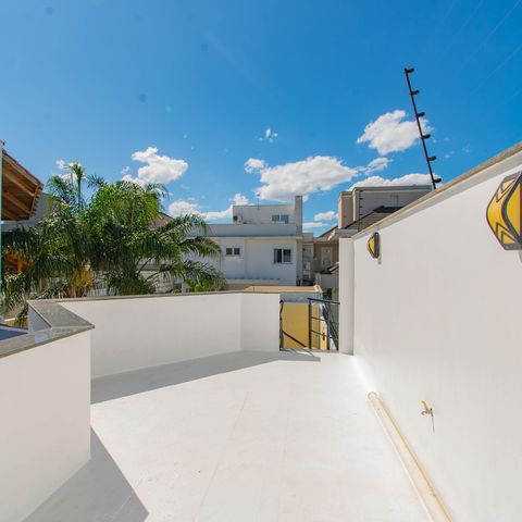 Casa para alugar com 325m², 4 quartos e 4 vagas Casa para alugar com 325m², 4 quartos e 4 vagasÁrea Externa