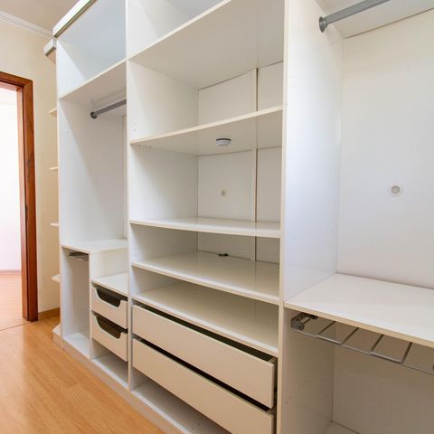 Casa para alugar com 325m², 4 quartos e 4 vagas Casa para alugar com 325m², 4 quartos e 4 vagasCloset da Suíte