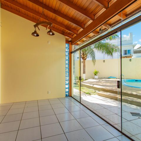 Casa para alugar com 325m², 4 quartos e 4 vagas Casa para alugar com 325m², 4 quartos e 4 vagasÁrea Externa