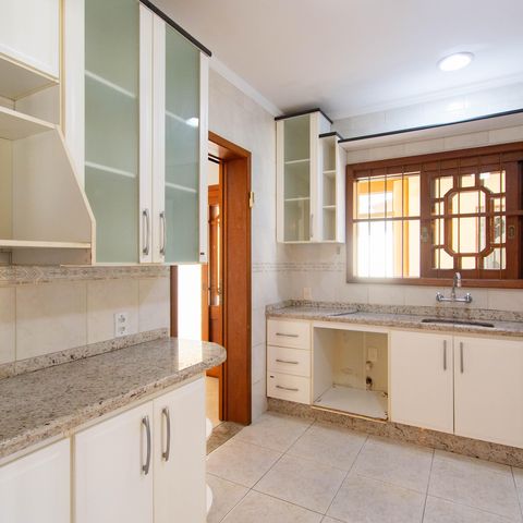 Casa para alugar com 325m², 4 quartos e 4 vagas Casa para alugar com 325m², 4 quartos e 4 vagasCozinha