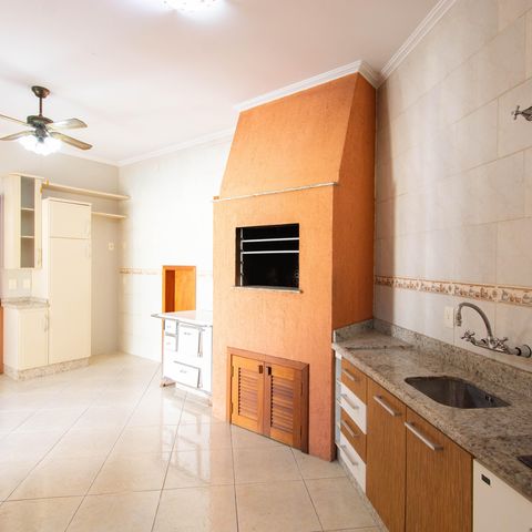 Casa para alugar com 325m², 4 quartos e 4 vagas Casa para alugar com 325m², 4 quartos e 4 vagasCozinha