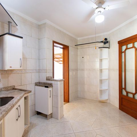 Casa para alugar com 325m², 4 quartos e 4 vagas Casa para alugar com 325m², 4 quartos e 4 vagasCozinha