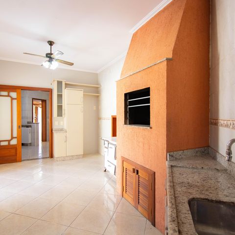 Casa para alugar com 325m², 4 quartos e 4 vagas Casa para alugar com 325m², 4 quartos e 4 vagasCozinha