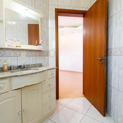 Casa para alugar com 325m², 4 quartos e 4 vagas Casa para alugar com 325m², 4 quartos e 4 vagasBanheiro da Suíte