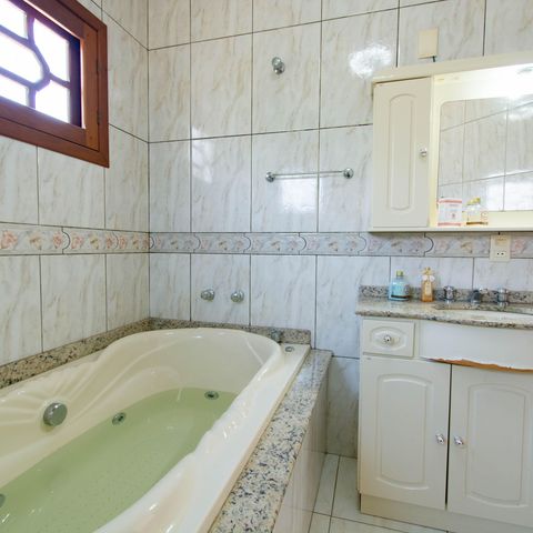 Casa para alugar com 325m², 4 quartos e 4 vagas Casa para alugar com 325m², 4 quartos e 4 vagasBanheiro da Suíte