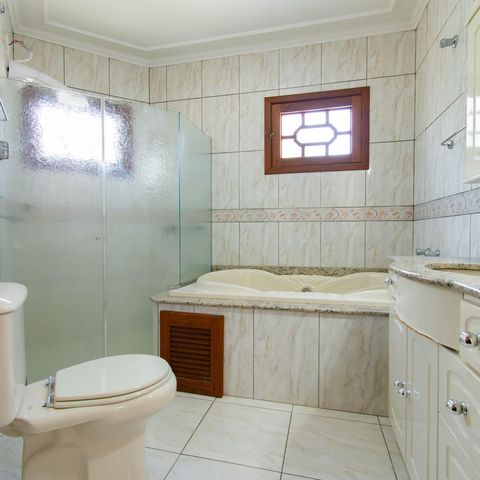 Casa para alugar com 325m², 4 quartos e 4 vagas Casa para alugar com 325m², 4 quartos e 4 vagasBanheiro da Suíte