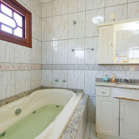 Casa para alugar com 325m², 4 quartos e 4 vagas Casa para alugar com 325m², 4 quartos e 4 vagasBanheiro da Suíte