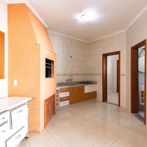 Casa para alugar com 325m², 4 quartos e 4 vagas Casa para alugar com 325m², 4 quartos e 4 vagasCozinha