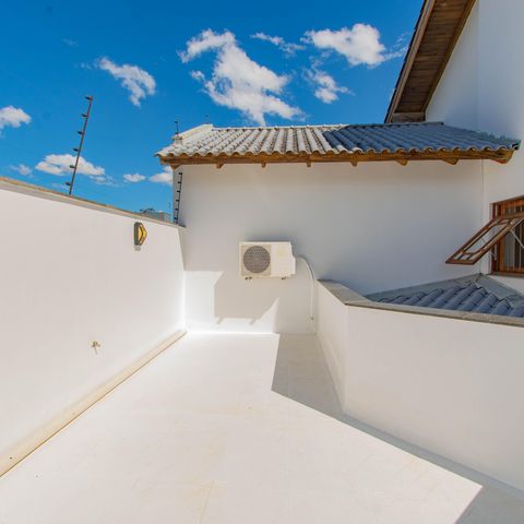 Casa para alugar com 325m², 4 quartos e 4 vagas Casa para alugar com 325m², 4 quartos e 4 vagasÁrea Externa