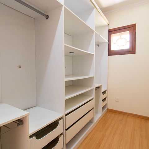 Casa para alugar com 325m², 4 quartos e 4 vagas Casa para alugar com 325m², 4 quartos e 4 vagasCloset da Suíte