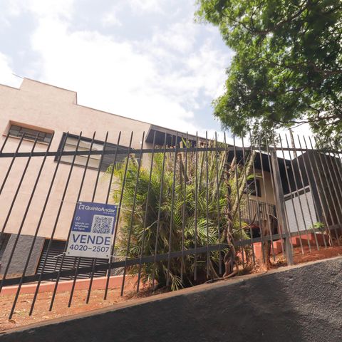 Casa à venda com 270m², 3 quartos e 4 vagas Casa à venda com 270m², 3 quartos e 4 vagasPlaca