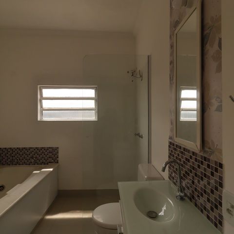 Casa à venda com 270m², 3 quartos e 4 vagas Casa à venda com 270m², 3 quartos e 4 vagasBanheiro da Suíte