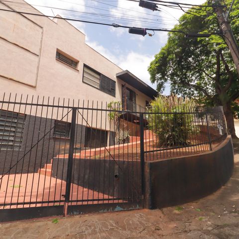 Casa à venda com 270m², 3 quartos e 4 vagas Casa à venda com 270m², 3 quartos e 4 vagasFachada