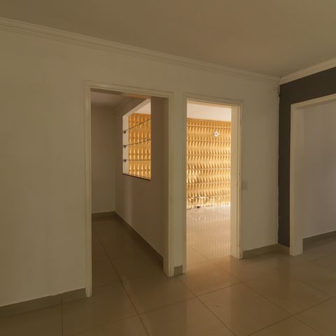 Casa à venda com 270m², 3 quartos e 4 vagas Casa à venda com 270m², 3 quartos e 4 vagasSala