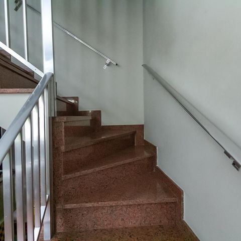 Casa à venda com 255m², 3 quartos e 4 vagas Casa à venda com 255m², 3 quartos e 4 vagasEscada