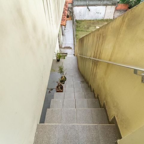 Casa à venda com 255m², 3 quartos e 4 vagas Casa à venda com 255m², 3 quartos e 4 vagasEscada