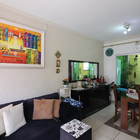 Casa de condomínio à venda com 90m², 2 quartos e 2 vagasSala