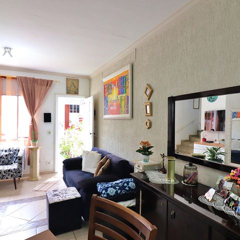 Casa de condomínio à venda com 90m², 2 quartos e 2 vagasSala