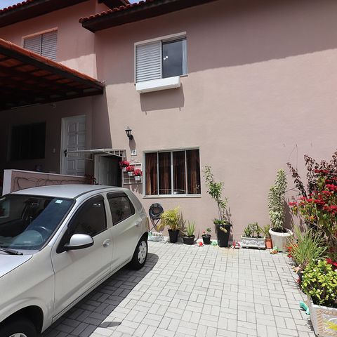 Casa de condomínio à venda com 90m², 2 quartos e 2 vagasFachada Interna e Garagem