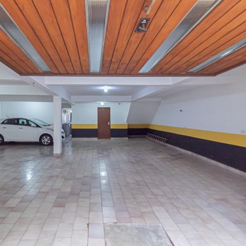 Casa à venda com 312m², 4 quartos e 8 vagas Casa à venda com 312m², 4 quartos e 8 vagasGaragem