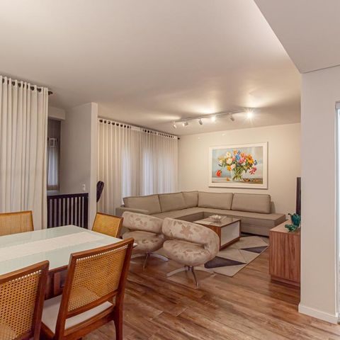 Casa à venda com 312m², 4 quartos e 8 vagas Casa à venda com 312m², 4 quartos e 8 vagasSala