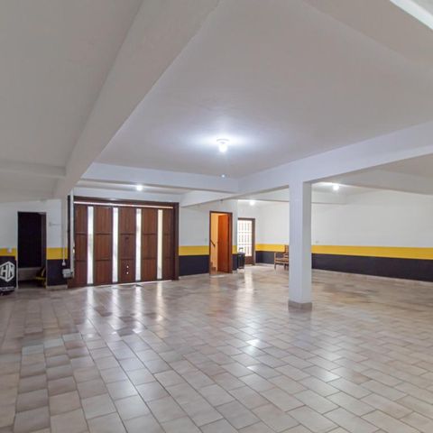Casa à venda com 312m², 4 quartos e 8 vagas Casa à venda com 312m², 4 quartos e 8 vagasGaragem