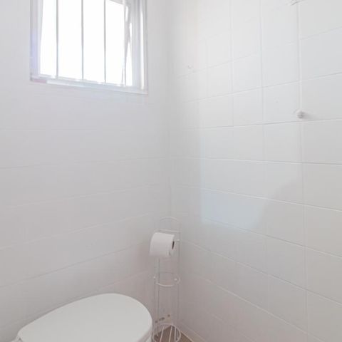 Casa à venda com 312m², 4 quartos e 8 vagas Casa à venda com 312m², 4 quartos e 8 vagasBanheiro de Serviço