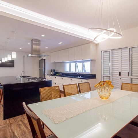 Casa à venda com 312m², 4 quartos e 8 vagas Casa à venda com 312m², 4 quartos e 8 vagasSala