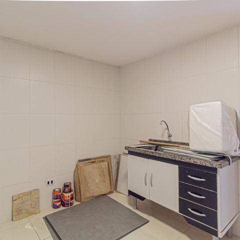 Casa à venda com 312m², 4 quartos e 8 vagas Casa à venda com 312m², 4 quartos e 8 vagasCozinha da Edícula