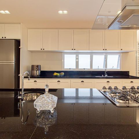 Casa à venda com 312m², 4 quartos e 8 vagas Casa à venda com 312m², 4 quartos e 8 vagasCozinha