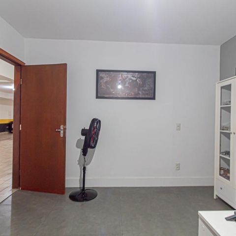 Casa à venda com 312m², 4 quartos e 8 vagas Casa à venda com 312m², 4 quartos e 8 vagasEscritório