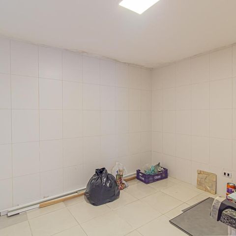 Casa à venda com 312m², 4 quartos e 8 vagas Casa à venda com 312m², 4 quartos e 8 vagasCozinha da Edícula